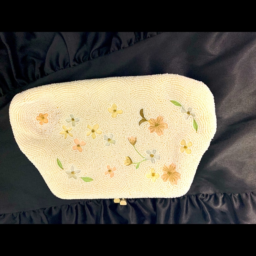 REDUCED! Vintage  crème color beaded purse. Creamy white.